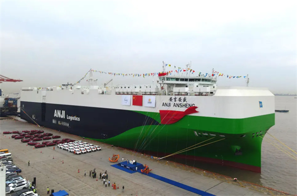 再刷纪录！9500车位全球最大汽车运输船上海首航赴欧