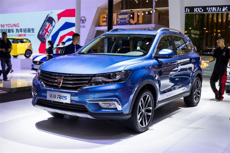 全新荣威950、荣威e950定义“高级轿车” 成都车展亮相售价16.88万起 互联网汽车上市一周年 系统升级带来颠覆式进化