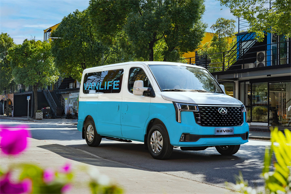 跑得猛、花得少、养得省、全场景！“全场景高价值轻客”上汽大通新途V80 9AT荣耀上市，全面高人一档