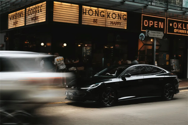 智己汽车重磅登陆香港市。6系双车同步上市
