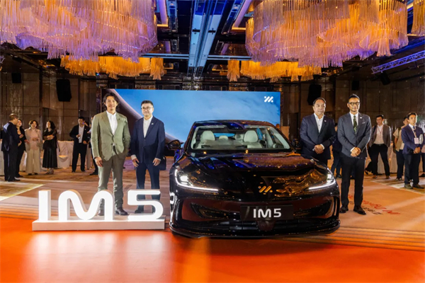 智己汽车重磅登陆香港市。6系双车同步上市