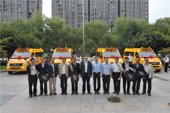 jn体育app官方网站携手上海烟草再度向陕西捐赠守护星专用校车