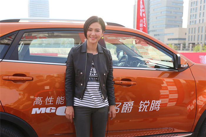 “卷福”首访中国，成功挑战名爵锐腾“8秒破百”